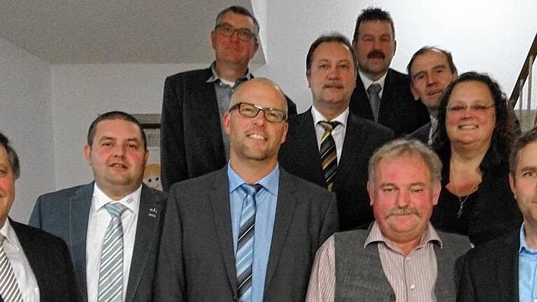 Ehrung bei der ÜZ: von links Vorstandsvorsitzender Elmar Henke, Frank Wagner, Gerd Hofmann (hinten), Stefan Mai, Michael Münch, Betriebsratsvorsitzender Herbert Stühler (ganz hinten), Günther Mützel, geschäftsführender Vorstand Gerd Bock, Susanne Fleißner und André Biegner. Ehrung bei der ÜZ: von links Vorstandsvorsitzender Elmar Henke, Frank Wagner, Gerd Hofmann (hinten), Stefan Mai, Michael Münch, Betriebsratsvorsitzender Herbert Stühler (ganz hinten), Günther Mützel, geschäftsführender Vorstand Gerd Bock, Susanne Fleißner und André Biegner.