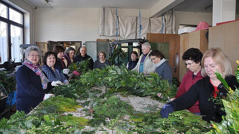 Seit 17 Jahren treffen sich Frauen und Männer um gemeinsam das Material für den Osterbrunnenschmuck in Waldbüttelbrunn zu binden. Seit 17 Jahren treffen sich Frauen und Männer um gemeinsam das Material für den Osterbrunnenschmuck in Waldbüttelbrunn zu binden.