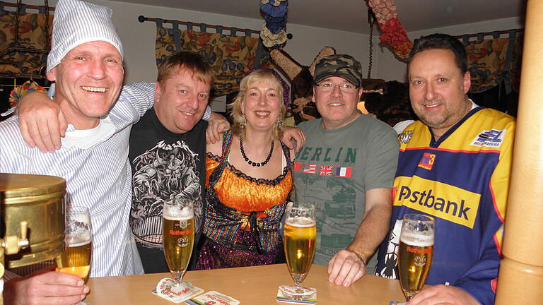 Jörg (v. r.), Matze, Uwe und Marko, vier Freunde aus Marburg, Giesen, Ziegenhain und Alsfeld, kommen seit 1995 alljährlich zum 3. Altweiberfasching nach Bischofsheim. Bei Wirtin Brigitte haben sie ihre Zelte aufgeschlagen. Jörg (v. r.), Matze, Uwe und Marko, vier Freunde aus Marburg, Giesen, Ziegenhain und Alsfeld, kommen seit 1995 alljährlich zum 3. Altweiberfasching nach Bischofsheim. Bei Wirtin Brigitte haben sie ihre Zelte aufgeschlagen.
