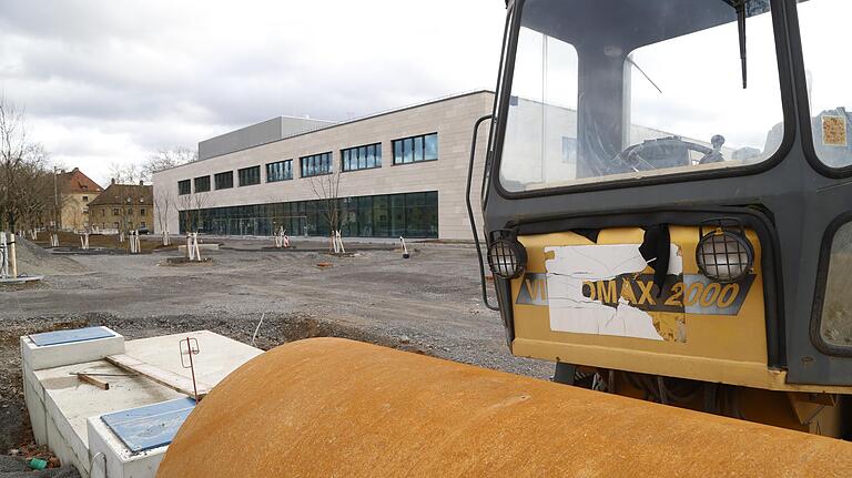 An der Carus Allee sieht man die ersten Bäume, das neue FH-Gebäude im Hintergrund wird ab September 2020 genutzt.