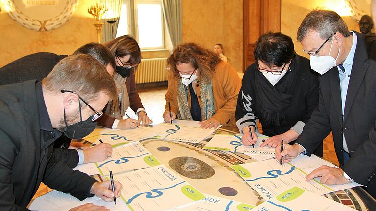 Im Konstitutionssaal von Schloss Gaibach unterzeichneten die Bürgermeister der sieben beteiligten Kommunen den Vertrag für den ILE-Zusammenschluss 'Mainschleife Plus', der die künftige gemeinsame Arbeit besiegelt. Im Konstitutionssaal von Schloss Gaibach unterzeichneten die Bürgermeister der sieben beteiligten Kommunen den Vertrag für den ILE-Zusammenschluss 'Mainschleife Plus', der die künftige gemeinsame Arbeit besiegelt.