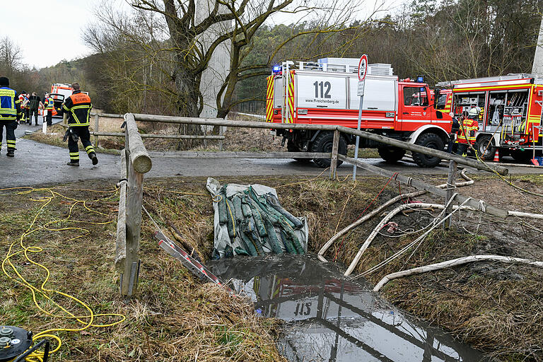Weil die Feuerwehren im Rottenbaurer Grund zwischen Fuchsstadt und dem Würzburger Stadtteil Heidingsfeld einen Staudamm im Bach errichtet haben, konnte ein Großteil der Substrate abgepumt und Schlimmeres verhindert werden. Weil die Feuerwehren im Rottenbaurer Grund zwischen Fuchsstadt und dem Würzburger Stadtteil Heidingsfeld einen Staudamm im Bach errichtet haben, konnte ein Großteil der Substrate abgepumt und Schlimmeres verhindert werden. 
