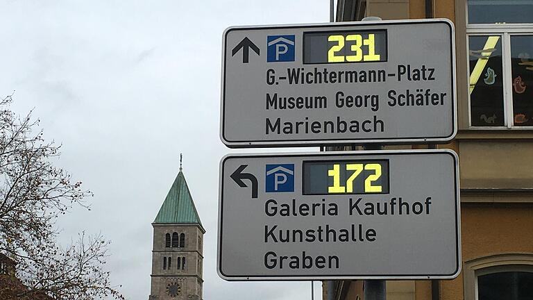 Viele freie Plätze gibt es streckenweise in Schweinfurts Parkhäusern, wie auch ein Blick auf die Tafeln des Parkleitsystems zeigt.
