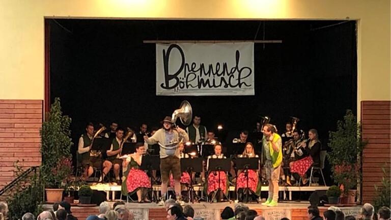 Die Akteure des Musik-Kabarett-Abends auf der Bühne in der DJK-Halle in Alitzheim beim gemeinsamen Singen des Frankenliedes zusammen mit dem Publikum: 'Brennend Böhmisch' unter der Leitung des Dirigenten Valentin Köblitz zusammen mit 'Lubber und Babbo' (Thomas Klug und Mathias Schmelzer). Die Akteure des Musik-Kabarett-Abends auf der Bühne in der DJK-Halle in Alitzheim beim gemeinsamen Singen des Frankenliedes zusammen mit dem Publikum: 'Brennend Böhmisch' unter der Leitung des Dirigenten Valentin Köblitz zusammen mit 'Lubber und Babbo' (Thomas Klug und Mathias Schmelzer).