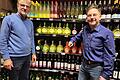 Elmar Bauer (links) wird zum 1. Februar den Münnerstädter Edeka-Markt in der Au an Klaus Hammelann und dessen Fapio Food OHG übergeben.       -  Elmar Bauer (links) wird zum 1. Februar den Münnerstädter Edeka-Markt in der Au an Klaus Hammelann und dessen Fapio Food OHG übergeben.