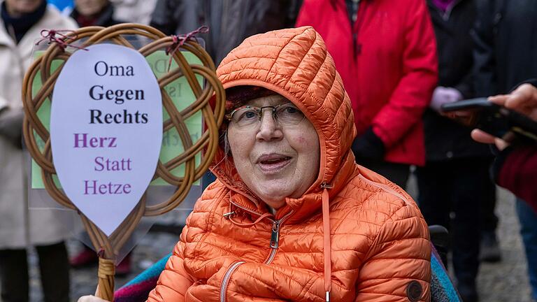 Im Februar fand in Gerolzhofen eine Kundgebung für Demokratie und gegen Rechtsextremismus statt. Dabei fielen besonders viele ältere Menschen auf, die ihre Meinung kund taten.