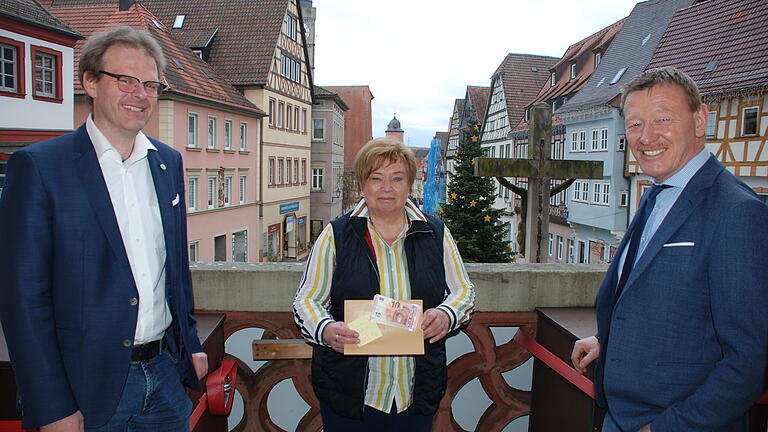 Alle drei freuen sich über die Spende für die Tafel (von links): 3. Bürgermeister Tilo Hemmert, Tafel-Vorsitzende Traudl Baier und Bürgermeister Peter Juks.