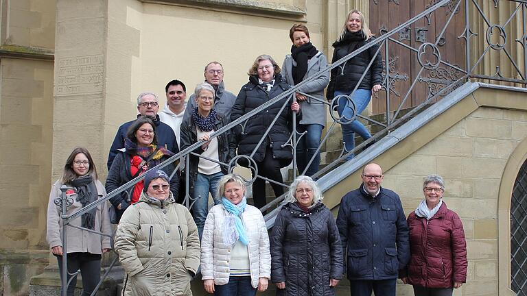 Die Teilnehmer der Schulung zum Projekt Kontakt-Raum Ehrenamtliche Sozialberatung (vor der Treppe von links) Irina Schönfeld, Reinhilde Fegelein, Ulrike Ödamer, Norbert Hillenbrand, Jutta Hackel, (auf der Treppe von links) Jenna Grehl, Maria Düchs, Hans Georg Schmidt, Charles Leineweber, Karin Manning, Michael Koch, Linde Krieger, Vivian Freiberg und Brunhild Berl. Die Teilnehmer der Schulung zum Projekt Kontakt-Raum Ehrenamtliche Sozialberatung (vor der Treppe von links) Irina Schönfeld, Reinhilde Fegelein, Ulrike Ödamer, Norbert Hillenbrand, Jutta Hackel, (auf der Treppe von links) Jenna Grehl, Maria Düchs, Hans Georg Schmidt, Charles Leineweber, Karin Manning, Michael Koch, Linde Krieger, Vivian Freiberg und Brunhild Berl.