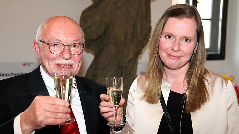 Kreisgeschäftsführer Dieter Greger und seine Nachfolgerin Carina Küfner sehen der Weiterentwicklung des BRK-Kreisverbandes positiv entgegen. Kreisgeschäftsführer Dieter Greger und seine Nachfolgerin Carina Küfner sehen der Weiterentwicklung des BRK-Kreisverbandes positiv entgegen.