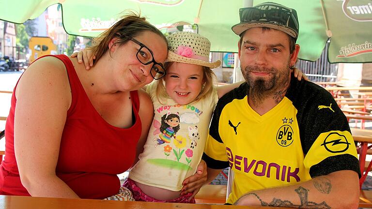 Daniel Lenz und seine Frau Christine fühlten sich mit Tochter Marie auf Gerolzhofens Food- und Musikmeile unter einem Sonnenschirm pudelwohl. Daniel Lenz und seine Frau Christine fühlten sich mit Tochter Marie auf Gerolzhofens Food- und Musikmeile unter einem Sonnenschirm pudelwohl.