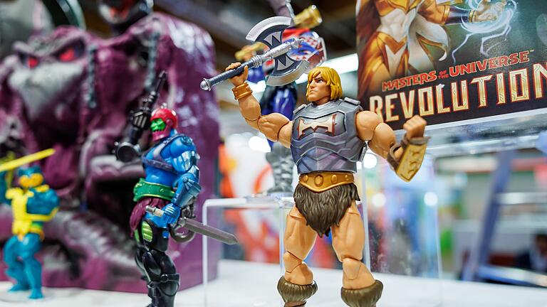 Weltgrößten Spielwarenmesse       -  Retro-Actionfiguren, Sammelkarten und Rollenspiele - all das lockt auch Erwachsene.