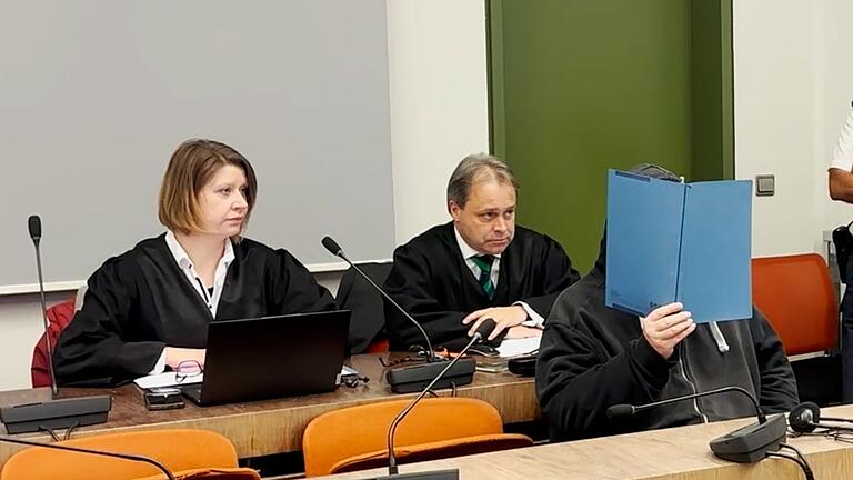 Münchner Messerangriff: Alkohol und Angst vor Entführung - Die Verteidigung neben dem Angeklagten: Nach einer Messerattacke auf zwei Männer wird vor dem Landgericht München I ein Urteil erwartet. (Archivfoto) Münchner Messerangriff: Alkohol und Angst vor Entführung - Die Verteidigung neben dem Angeklagten: Nach einer Messerattacke auf zwei Männer wird vor dem Landgericht München I ein Urteil erwartet. (Archivfoto)