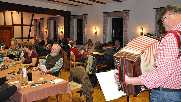Zur Wirtshauskultur gehört inzwischen vielerorts auch wieder das Wirtshaussingen. Nach dem Vortrag in der Gastwirtschaft „Zu den Haßbergen“ in Eichelsdorf wurden die Besucher selbst beim Wirtshaussingen aktiv. Zur Wirtshauskultur gehört inzwischen vielerorts auch wieder das Wirtshaussingen. Nach dem Vortrag in der Gastwirtschaft „Zu den Haßbergen“ in Eichelsdorf wurden die Besucher selbst beim Wirtshaussingen aktiv.