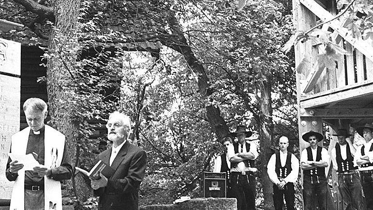 Pfarrer Ludwig Böll aus Traustadt (links) und Pfarrer Holger Bischof aus Gerolzhofen segneten Ende September 1999 den damals neu errichteten Aussichtsturm am Zabelstein. Im Hintergrund die Zimmermänner der Ebracher Firma Krebs. Pfarrer Ludwig Böll aus Traustadt (links) und Pfarrer Holger Bischof aus Gerolzhofen segneten Ende September 1999 den damals neu errichteten Aussichtsturm am Zabelstein. Im Hintergrund die Zimmermänner der Ebracher Firma Krebs.