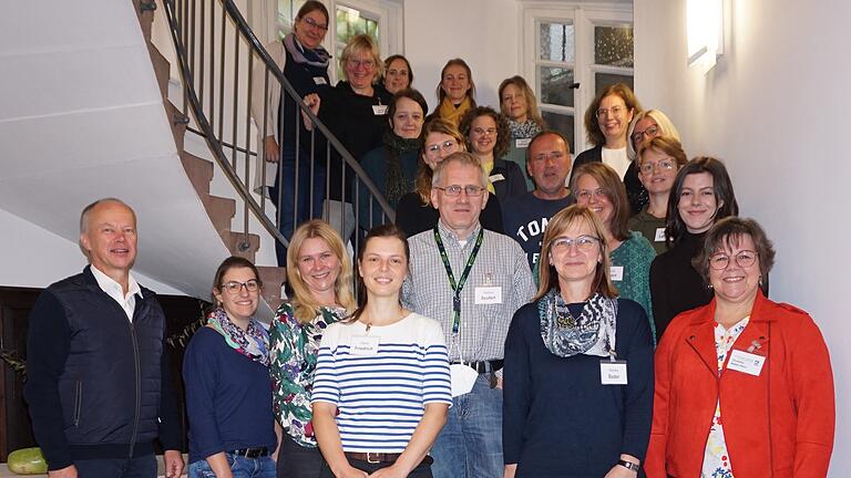 Beginn des Semsters an der Bischofsheimer Hauswirtschaftsschule. Mit im Bild die Lehrkräfte, Schulleiterin Christina Weber Hoch (rechts) und der stellvertretende Schulleiter Stefan Fella (links).
