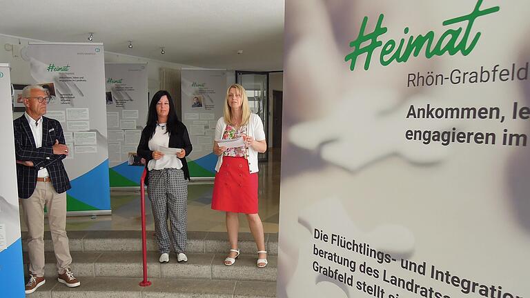 Integrationsberaterin Cornelia Klötzke (Mitte) und Integrationslotsin Jessica Wolf eröffneten gemeinsam mit dem stellvertretenden Landrat Bruno Altrichter die Ausstellung '#eimat Rhön-Grabfeld' im Foyer des Landratsamtes. Integrationsberaterin Cornelia Klötzke (Mitte) und Integrationslotsin Jessica Wolf eröffneten gemeinsam mit dem stellvertretenden Landrat Bruno Altrichter die Ausstellung '#eimat Rhön-Grabfeld' im Foyer des Landratsamtes.