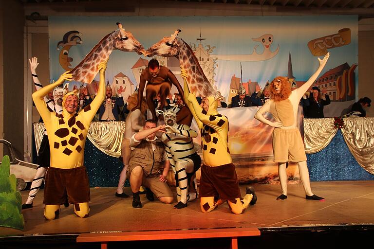 Tolle Kostüme und eine ausgelassene Show: Das Männerballett der TCA ging mit den Gästen auf Safari nach Afrika. Tolle Kostüme und eine ausgelassene Show: Das Männerballett der TCA ging mit den Gästen auf Safari nach Afrika.