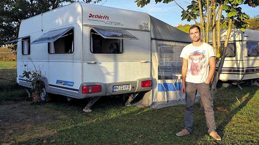 Mobile Studentenbude: Wirtschaftswissenschaftsstudent Timo Schliebe vor seinem Wohnwagen auf dem Campingplatz &bdquo;Kalte Quelle&ldquo;.S: CAROLIN LEMUTH