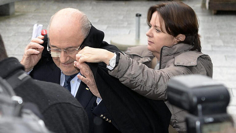 Ankunft - An der Seite seiner Tochter erschien Blatter auf der Pressekonferenz. Foto: Walter Bieri Ankunft - An der Seite seiner Tochter erschien Blatter auf der Pressekonferenz. Foto: Walter Bieri