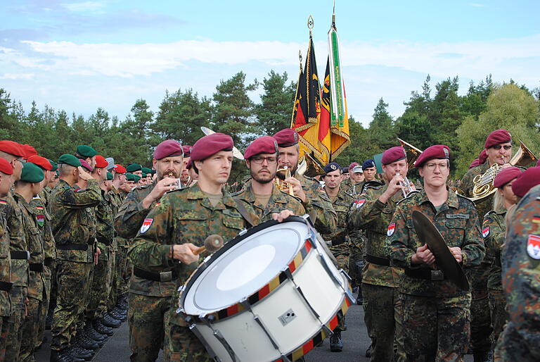 Leibhaftige Militärmusiker gibt es am Bundeswehrstandort in Hammelburg nur zu besonderen Anlässen. Leibhaftige Militärmusiker gibt es am Bundeswehrstandort in Hammelburg nur zu besonderen Anlässen.