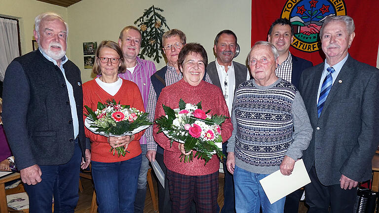 Sie setzten sich seit Jahren für und bei den Naturfreunden ein: (von links) Altbürgermeister Hans Fischer, Gabriele Ditzel, Gerhard Jakob, Roland Graf, Ingrid Roth, Vorsitzender Fritz Träber, Robert Roth, Bürgermeister Volker Karb und Rudi Lutz.