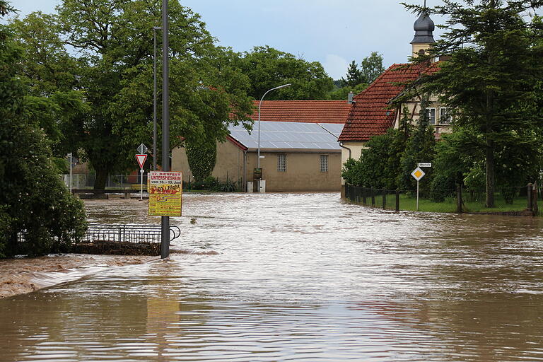 Bei Starkregen verlässt die Sudrach regelmäßig ihr kleines Bachbett (links) in Michelau und flutet die Hauptstraße. Bei Starkregen verlässt die Sudrach regelmäßig ihr kleines Bachbett (links) in Michelau und flutet die Hauptstraße. 