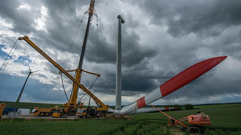 Mit der Lockerung der 10-H-Regel sollen Windräder zukünftig auch in Unterfranken näher an Wohngebieten stehen dürfen. Dadurch sollen bayernweit rund 1000 neue Windräder entstehen. Mit der Lockerung der 10-H-Regel sollen Windräder zukünftig auch in Unterfranken näher an Wohngebieten stehen dürfen. Dadurch sollen bayernweit rund 1000 neue Windräder entstehen.