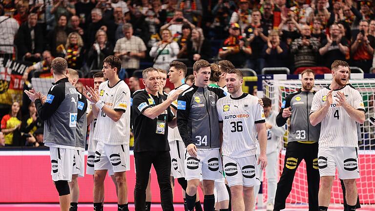 Handball.jpeg       -  Deutschlands Spieler applaudieren nach dem Spiel den Fans. Sie verloren 30:33 (15:17) gegen Olympiasieger Frankreich.