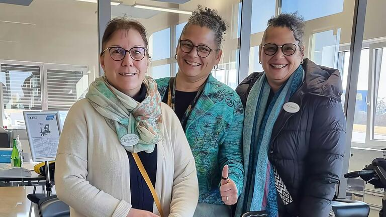 Übergabe des Rollstuhles für Benedikt (von links): Helene Vogel, Stella Dagadu-Strenge, Shela Dagadu. Übergabe des Rollstuhles für Benedikt (von links): Helene Vogel, Stella Dagadu-Strenge, Shela Dagadu.