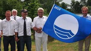 Der 1. Motorbootclub Obertheres erhielt heuer die „Blaue Flagge“ als sichtbares Symbol für den umweltbewussten Umgang mit Landschaft und Natur bereits zum 18. Mal in Folge. Unser Bild zeigt (von links) Reinhold Prell, Schatzmeister Jürgen Feiner, den 2. Hafenmeister Michel Appel, den 2. Vorsitzenden Rudolf Bär, den Hafenmeister Erich Kleedörfer, den Ehrenkapitän Peter Reis, Bürgermeister Matthias Schneider und den Vorsitzenden Michael Calnbach. Der 1. Motorbootclub Obertheres erhielt heuer die „Blaue Flagge“ als sichtbares Symbol für den umweltbewussten Umgang mit Landschaft und Natur bereits zum 18. Mal in Folge. Unser Bild zeigt (von links) Reinhold Prell, Schatzmeister Jürgen Feiner, den 2. Hafenmeister Michel Appel, den 2. Vorsitzenden Rudolf Bär, den Hafenmeister Erich Kleedörfer, den Ehrenkapitän Peter Reis, Bürgermeister Matthias Schneider und den Vorsitzenden Michael Calnbach.