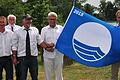 Der 1. Motorbootclub Obertheres erhielt heuer die &bdquo;Blaue Flagge&ldquo; als sichtbares Symbol für den umweltbewussten Umgang mit Landschaft und Natur bereits zum 18. Mal in Folge. Unser Bild zeigt (von links) Reinhold Prell, Schatzmeister Jürgen Feiner, den 2. Hafenmeister Michel Appel, den 2. Vorsitzenden Rudolf Bär, den Hafenmeister Erich Kleedörfer, den Ehrenkapitän Peter Reis, Bürgermeister Matthias Schneider und den Vorsitzenden Michael Calnbach.