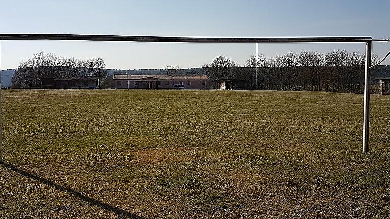 So sieht der nahezu ungenutzte Sportplatz der DJK Lebenhan heute aus.