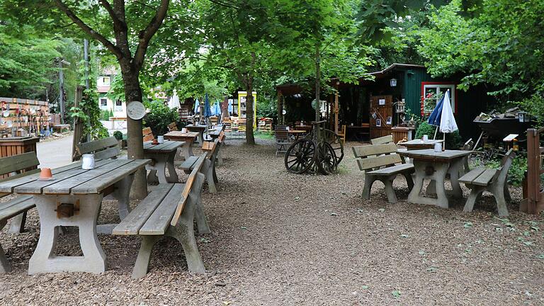 Der lauschige Biergarten auf dem Zeilberg hat mittwochs, freitags und samstags von 15 bis 21 Uhr, sonntags von 11 bis 20 Uhr geöffnet. Dazu gibt es auch einige Raritäten im integrierten Flohmarkt. Der lauschige Biergarten auf dem Zeilberg hat mittwochs, freitags und samstags von 15 bis 21 Uhr, sonntags von 11 bis 20 Uhr geöffnet. Dazu gibt es auch einige Raritäten im integrierten Flohmarkt.