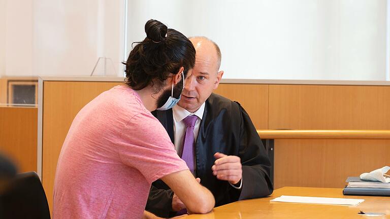 Der 31-Jährige und sein Verteidiger Axel Küster besprechen sich. Foto: Jonas Wenzel - Der 31-Jährige und sein Verteidiger Axel Küster besprechen sich. Foto: Jonas Wenzel Der 31-Jährige und sein Verteidiger Axel Küster besprechen sich. Foto: Jonas Wenzel - Der 31-Jährige und sein Verteidiger Axel Küster besprechen sich. Foto: Jonas Wenzel