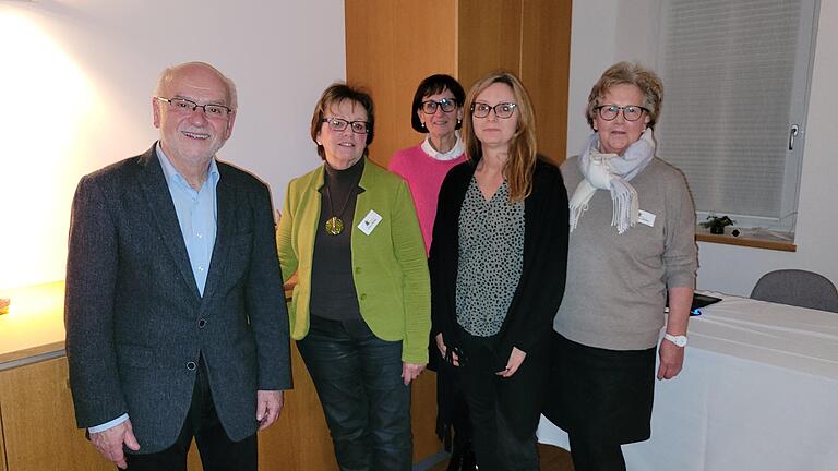 Im Bild (von links): Friedrich Steigerwald und das Büchereiteam Elisabeth Müller, Irene Söllner, Simone Merkl und Gisela Müller. Im Bild (von links): Friedrich Steigerwald und das Büchereiteam Elisabeth Müller, Irene Söllner, Simone Merkl und Gisela Müller.