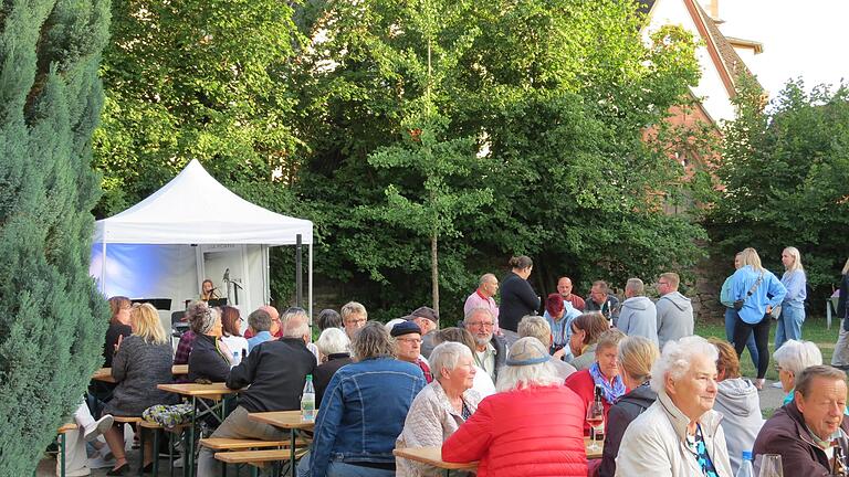 Musik und Getränke gibt es im Museumsgarten.       -  Musik und Getränke gibt es im Museumsgarten.