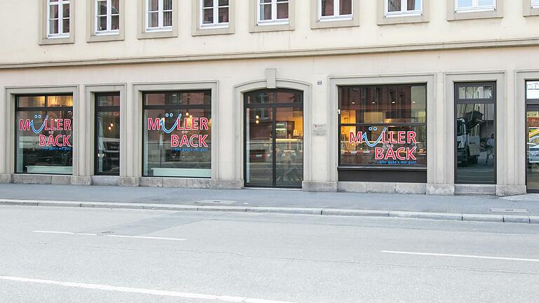 Die Filiale von 'Müllerbäck' in der Theaterstraße in Würzburg hat von Ostersamstag bis Ostermontag geöffnet. Die Filiale von 'Müllerbäck' in der Theaterstraße in Würzburg hat von Ostersamstag bis Ostermontag geöffnet.