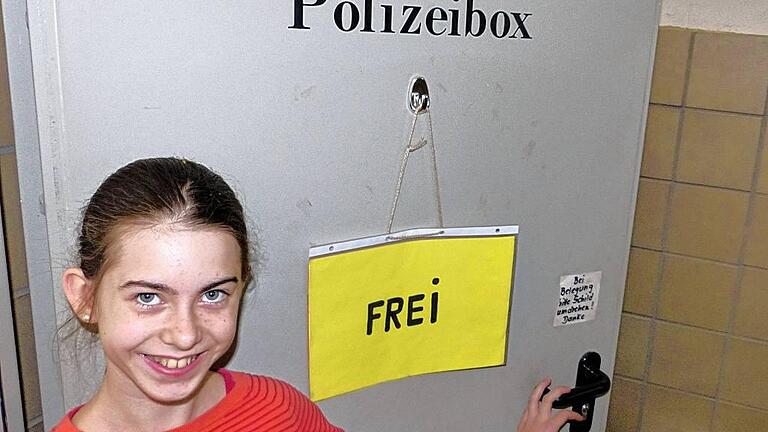 Erste Unterkunft für Tiere, die nachts von der Polizei eingefangen werden. Joan Walther zeigte die Polizeibox den Besuchern. Erste Unterkunft für Tiere, die nachts von der Polizei eingefangen werden. Joan Walther zeigte die Polizeibox den Besuchern.