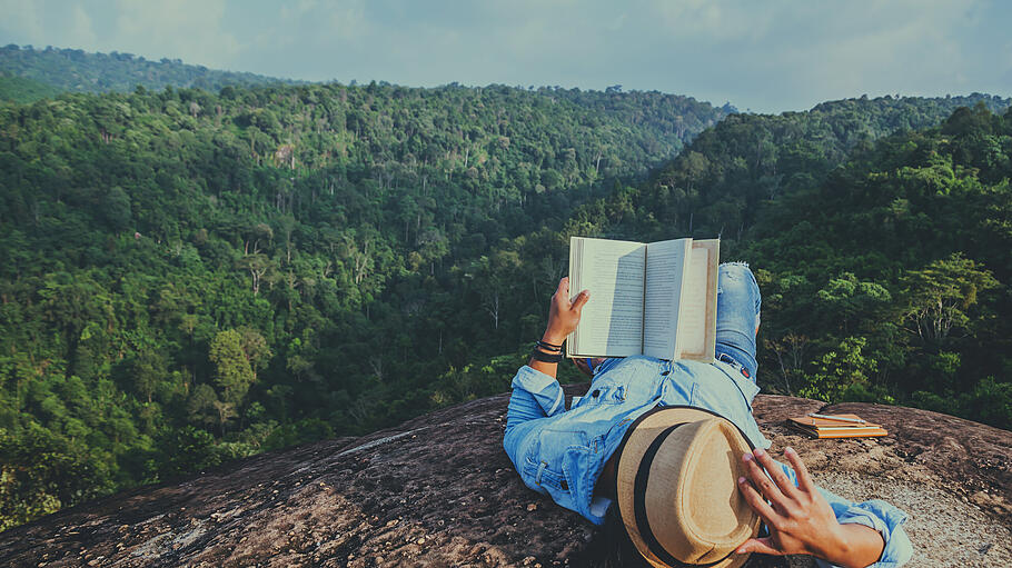 Asian man travel relax in the holiday. sleep relax read books on rocky cliffs. On the Moutain. In Thailand - Um eine gesunde Work-Life-Balance zu erreichen, sind regelmäßige Pausen wichtig. Asian man travel relax in the holiday. sleep relax read books on rocky cliffs. On the Moutain. In Thailand - Um eine gesunde Work-Life-Balance zu erreichen, sind regelmäßige Pausen wichtig.