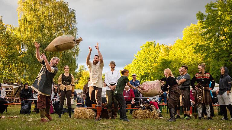 'Vier Hände am Sack' und dann ab mit dem Ding. Einer der Wettbewerbe, denen sich die Teilnehmer der 'Games of Schonungen' stellen mussten.&nbsp;