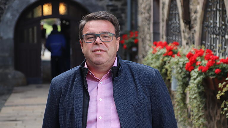 Er sorgte dafür, dass es künftig wieder ausschließlich Tonkrüge geben wird in der Klosterschänke auf dem Kreuzberg: Christian Weghofer, neuer Geschäftsführer der Klostergastronomie. Er sorgte dafür, dass es künftig wieder ausschließlich Tonkrüge geben wird in der Klosterschänke auf dem Kreuzberg: Christian Weghofer, neuer Geschäftsführer der Klostergastronomie.