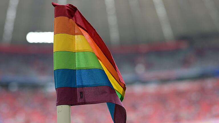 Gut gemeint: Regenbogen-Eckfahne beim FC Bayern München. Allen Aktionen zum Trotz hält sich hierzulande Homophobie im Fußballsport. Gut gemeint: Regenbogen-Eckfahne beim FC Bayern München. Allen Aktionen zum Trotz hält sich hierzulande Homophobie im Fußballsport.