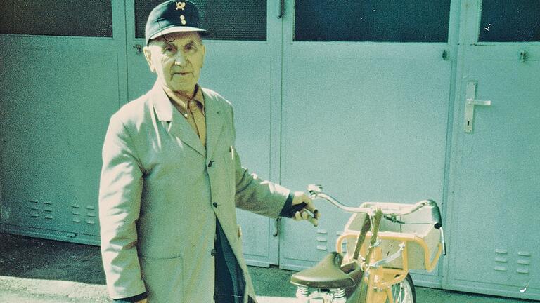 So war er als 'Schorsch von der Post' bekannt: Georg Kurz mit dem Postfahrrad und seiner Zigarre. So war er als 'Schorsch von der Post' bekannt: Georg Kurz mit dem Postfahrrad und seiner Zigarre.