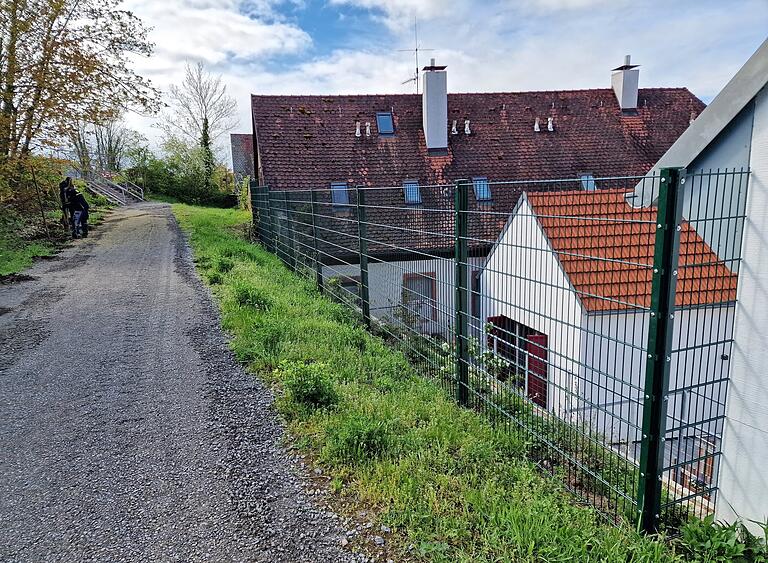 Ersetzt wurde auf der Westseite zur Absicherung des Anwesens Herrnstraße 15/16 der vorhandene Maschendrahtzaun durch einen stabilen Doppelmattenzaun. Ein solcher Zaun wird auf der Ostseite des Fußweges auf einer Länge von 150 Meter in den nächsten Tagen auch entlang der Bahnlinie installiert. Ersetzt wurde auf der Westseite zur Absicherung des Anwesens Herrnstraße 15/16 der vorhandene Maschendrahtzaun durch einen stabilen Doppelmattenzaun. Ein solcher Zaun wird auf der Ostseite des Fußweges auf einer Länge von 150 Meter in den nächsten Tagen auch entlang der Bahnlinie installiert.