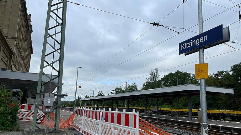 Nicht gerade ein Bild von einem Bahnhof: das verbaute Gebäude in Kitzingen.