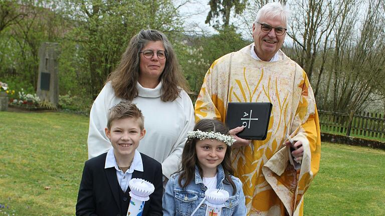 Auf dem Foto zu sehen sind Pastoralreferentin Claudia Nowak, Pfarrer (i.R.) Morgenroth, Jonas Gehringer und Loni Bohnengel.