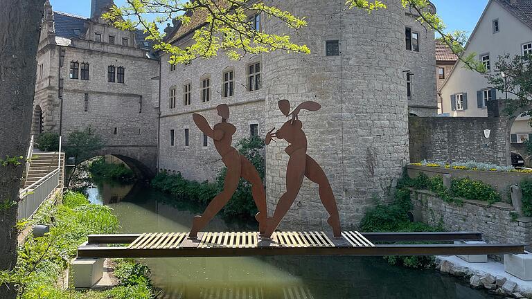 Angekommen: Die Arbeit 'Komm' von Agnes Keil über dem Breitbach. Angekommen: Die Arbeit 'Komm' von Agnes Keil über dem Breitbach.