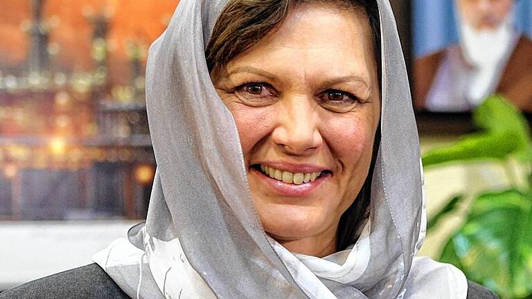 Passt sich an: Bayerns Wirtschaftsministerin Ilse Aigner mit Kopftuch im Iran. Passt sich an: Bayerns Wirtschaftsministerin Ilse Aigner mit Kopftuch im Iran.