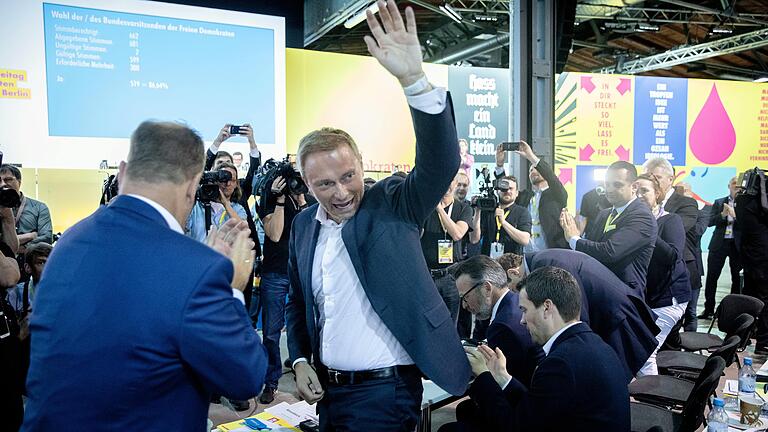 Christian Lindner, Fraktionsvorsitzender und Parteivorsitzender der FDP, winkt nach seiner Wiederwahl zum Parteivorsitzenden beim 70. FDP-Bundesparteitag den Delegierten zu.&nbsp;