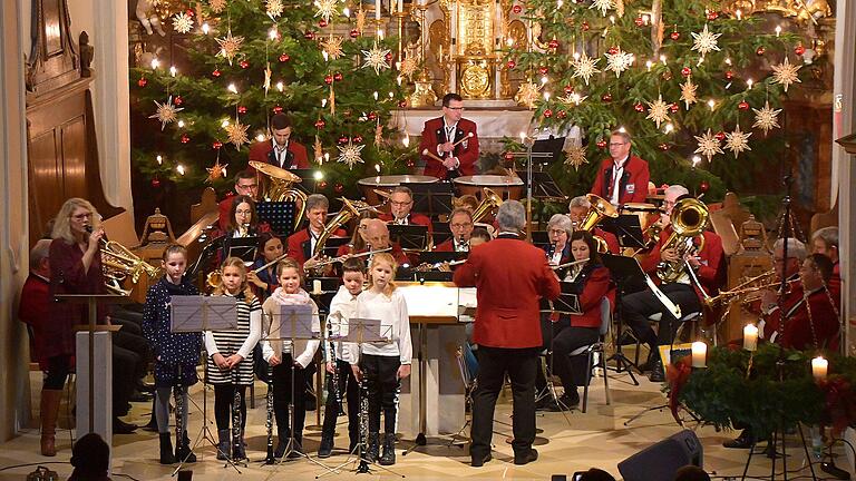 Die Sälzer Dorfmusikanten unter der Leitung von Kurt Mangold füllten im Rahmen ihres Weihnachtskonzertes das Gotteshaus bis auf den letzten Platz. Der musikalische Nachwuchs lud schwungvoll in die Weihnachtsbäckerei ein und mit  Katharina Nöth (links) kam bei 'Küss mich, halt mich, lieb mich' und der Melodie von 'Drei Nüsse für Aschenbrödel' Gänsehaut-Feeling auf.